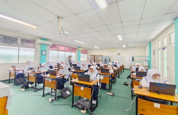 Roket Air, Smoke Bomb, dan Scratch: Serunya Ujian Praktik di SMP Al Falah Deltasari