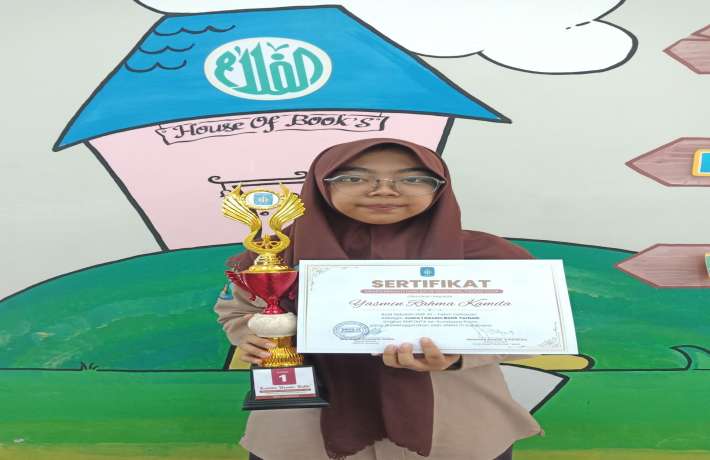 Yasmin Rahma Kamila Raih Juara 1 Lomba Desain Batik Suroboyoan Tingkat SMP Se-Surabaya Raya