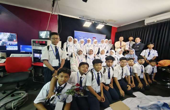 Siswa SMP Al Falah Deltasari Cicipi Serunya Jadi Presenter Berita