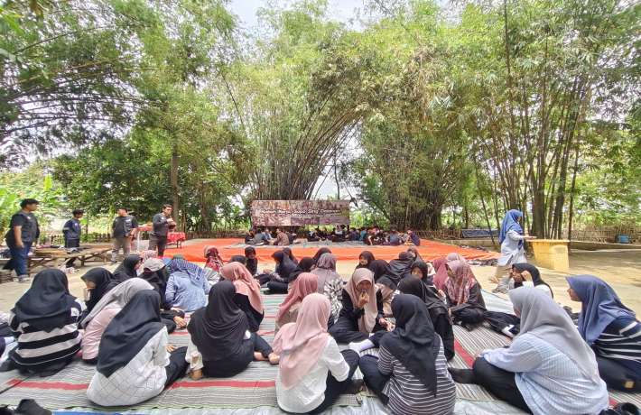 Belajar Kearifan Lokal Lewat Permainan Tradisional, Siswa SMP Al Falah Deltasari Kunjungi Kampung La